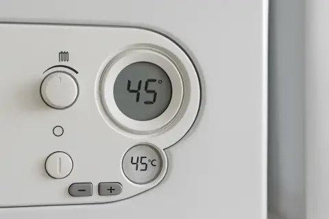 Panel sterowania pieca gazowego. Cyfrowy wyświetlacz pokazuje 45°C. Dowiedz się, jak wyłączyć piec gazowy na lato.
